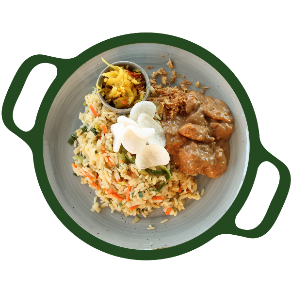 Nasi goreng met kipsate in satesaus
